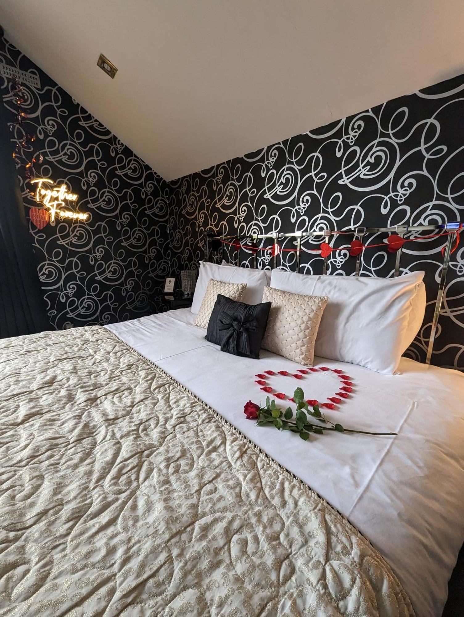Finn Village - Loch Lomond Villa B&B - Black Room With Jacuzzi-Style Bath 글라스고 외부 사진